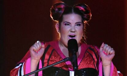 Netta canta su canción 'Toy' duarante la primera semifinal de Eurovisión 2018.