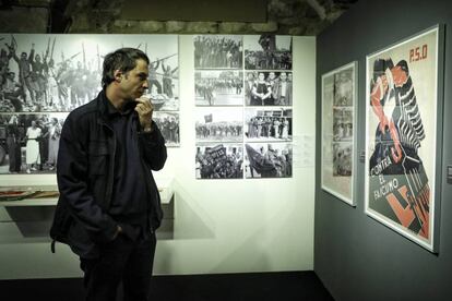 Carteles y fotografías presentes en la muestra.