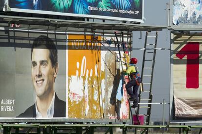 Albert Rivera, con fondo neutro, mira al horizonte en el cartel de las elecciones de 2015. El mensaje -'ilusión'-va sobre fondo naranja, un color asociado tradicionalmente al centro que Ciudadanos eligió para su marca.
