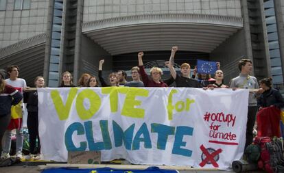 Un grupo de jóvenes pide el voto por el clima frente a la Eurocámara, el pasado domingo, en Bruselas.