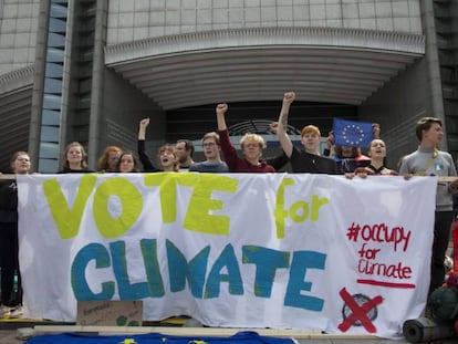 Un grupo de jóvenes pide el voto por el clima frente a la Eurocámara, el pasado domingo, en Bruselas.