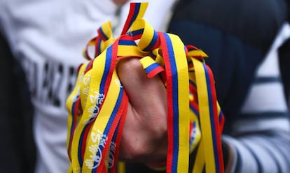 Lazos a favor de la paz durante una manifestación en Bogotá.