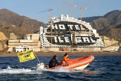 Activistas de Greenpeace en acción contra El Algarrobico (Cabo de Gata, Almería).
