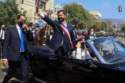 El presidente Gabriel Boric recorre las calles de Valparaíso saludando a sus seguidores, que le esperaban en la acera.