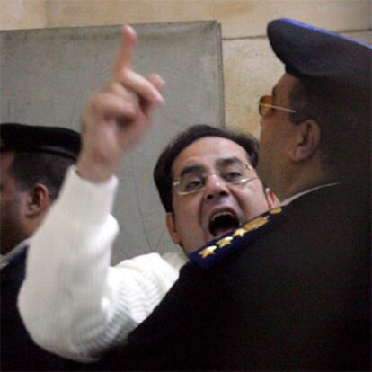 El opositor egipcio Ayman Nour protesta acaloradamente después de que un tribunal de El Cairo le condenara a cinco años de prisión.