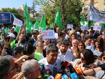 El presidente del PP valenciano, Carlos Mazón, ante los micrófonos, y detrás el presidente de Murcia, Fernando López Miras, en la manifestación de esta mañana en Alicante en defensa del trasvase Tajo-Segura.