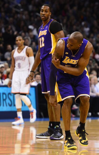 Kobe se duele ante Howard.