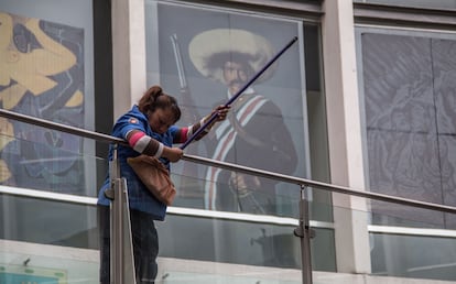 8M 2022: Una mujer trabajadora de la limpieza en la Cámara de Senadores