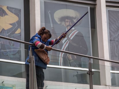 8M 2022: Una mujer trabajadora de la limpieza en la Cámara de Senadores