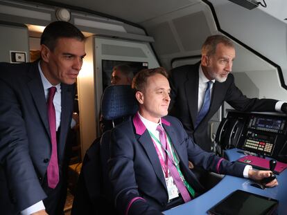 El rey Felipe VI (d), y el presidente del Gobierno, Pedro Sánchez (i), en la cabina del tren de alta velocidad entre Madrid y Oviedo en el que han viajado este miércoles para inaugurar la Variante Ferroviaria de Pajares.