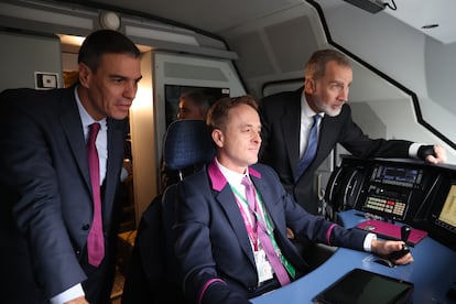 El rey Felipe VI (d), y el presidente del Gobierno, Pedro Sánchez (i), en la cabina del tren de alta velocidad entre Madrid y Oviedo en el que han viajado este miércoles para inaugurar la Variante Ferroviaria de Pajares.