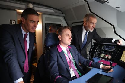 El rey Felipe VI (d), y el presidente del Gobierno, Pedro Sánchez (i), en la cabina del tren de alta velocidad entre Madrid y Oviedo en el que han viajado este miércoles para inaugurar la Variante Ferroviaria de Pajares.