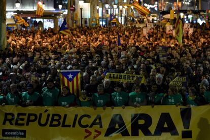 Manifestants a la plaça de Catalunya de Barcelona en suport dels independentistes empresonats rere una pancarta que diu "República, ara".