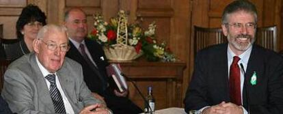 Ian Paisley (izquierda) y Gerry Adams, en su histórica reunión del 26 de marzo en el edificio del Parlamento de Stormont.