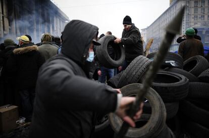 Os manifestantes antigoverno utilizam pneus para as barricadas.