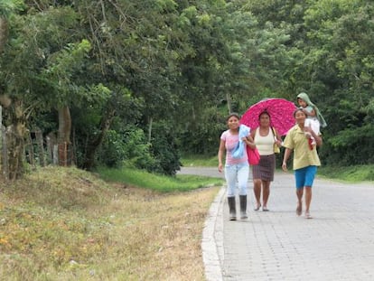 Mujeres caminan por una ruta adoquinada en Jinotega, Nicaragua