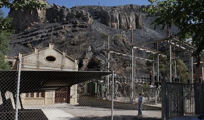 La central eléctrica de Chulilla, en cuyas inmediaciones comenzó el incendio.