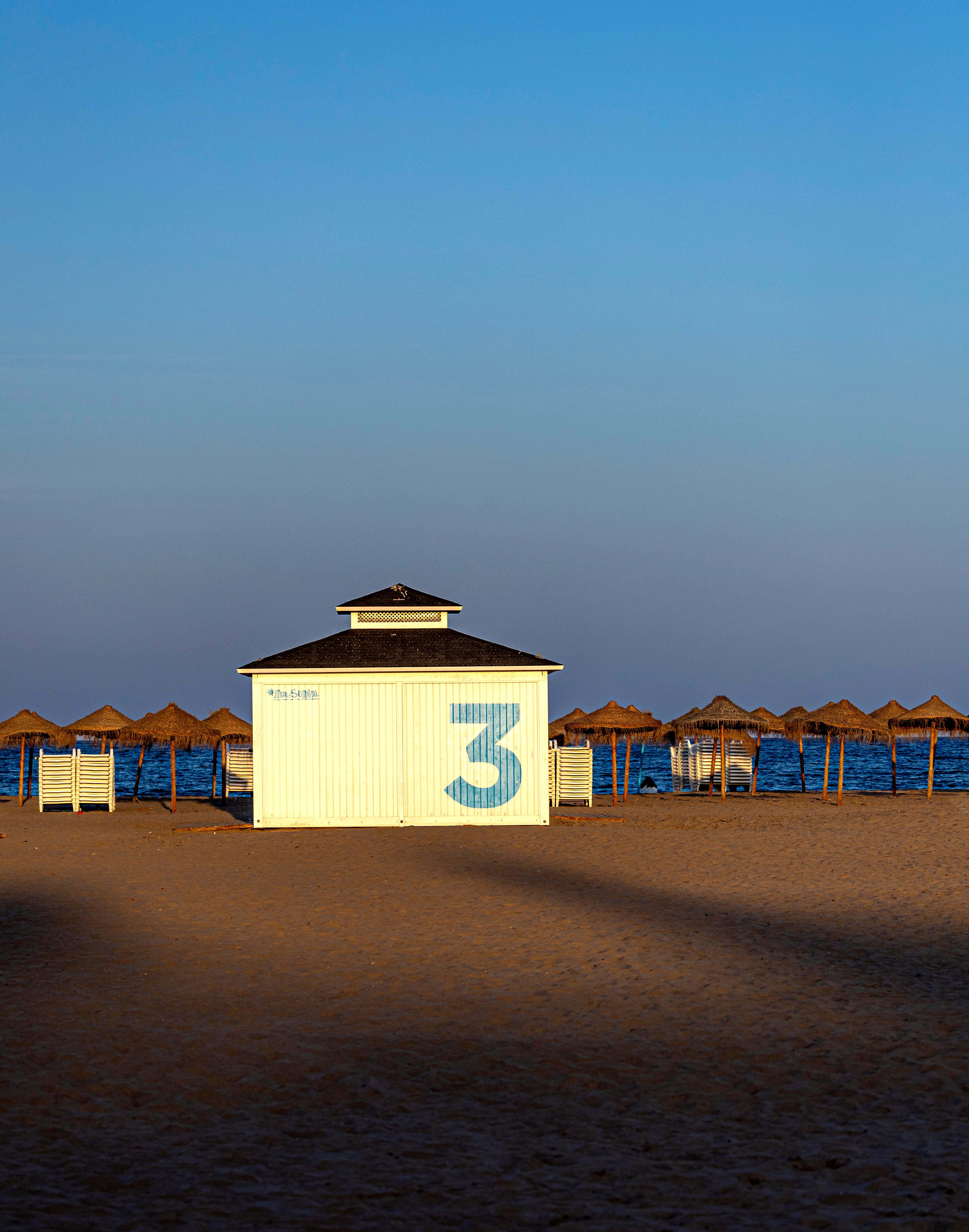 Final del día en la playa de la Malvarrosa de Valencia, la más famosa y conocida de la ciudad, el 5 de octubre de 2023.