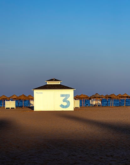 Final del día en la playa de la Malvarrosa de Valencia, la más famosa y conocida de la ciudad, el 5 de octubre de 2023.