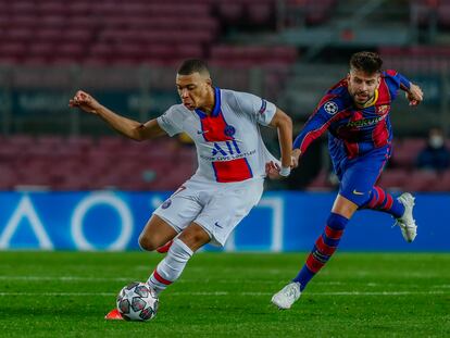 Gerard Piqué intenta detener a Kylian Mbappé en la ida de octavos de la Champions en el Camp Nou.