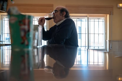 Cecilio Lera bebe un vino en la barra de un bar de Castroverde de Campos a principios de marzo.