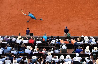 El tenista manacorí, Rafael Nadal, devuelve la bola.