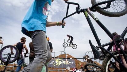 Exhibición ciclista al Foro.