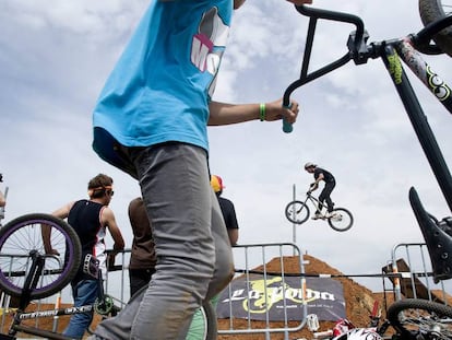 Exhibición ciclista al Foro.