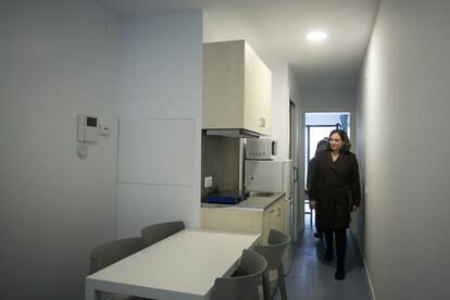 L'alcaldessa Ada Colau ha defensat els APROP per la seva “tècnica innovadora, sostenible i eficaç”, que permet construir habitatge públic en un termini d'un any i mig, “en comparació dels sis o set anys del d'obra”.