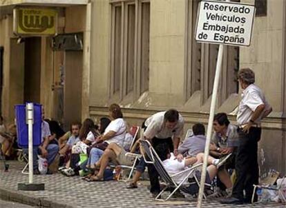 Los solicitantes de nacionalidad española acamparon en la madrugada del 9 de enero ante la Embajada de España en Buenos Aires para tramitar sus papeles.