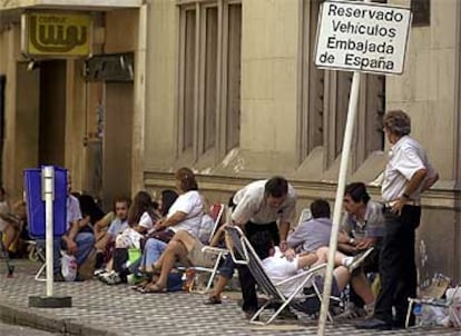 Los solicitantes de nacionalidad española acamparon en la madrugada del 9 de enero ante la Embajada de España en Buenos Aires para tramitar sus papeles.