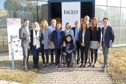 La familia Lacasa, propietaria de Conguitos y Lacasitos. De izquierda a derecha, Lucas Lacasa,  Carmen Lacasa (4º generación). Macarena Lacasa, Mariano Lacasa (4ºgeneración), Carla Lacasa, Beatriz Lacasa, Bárbara Izquierdo (silla), José Carlos Lacasa (4º generación), María Lacasa, Fernando Lacasa (4ºgeneración), Tatiana Lacasa, Pablo Lacasa.