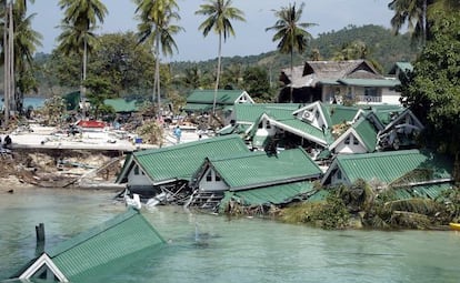 La isla de Phi Phi (Tailandia) tras la llegada de un tsunami en 2004.