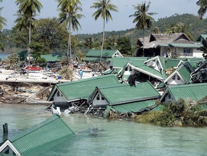  La isla de Phi Phi (Tailandia) tras la llegada de un tsunami en 2004. 