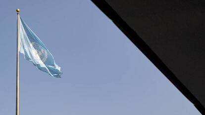 La bandera de las Naciones Unidas hondea en la plaza de la sede de la ONU en Nueva York durante la celebración de la 75º Asamblea General. 