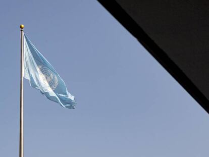 La bandera de las Naciones Unidas hondea en la plaza de la sede de la ONU en Nueva York durante la celebración de la 75º Asamblea General. 