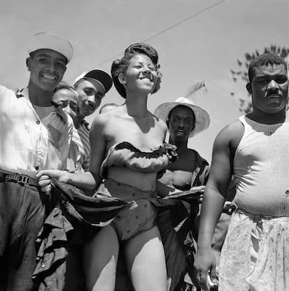 Durante os dias de carnaval, os foliões são atores temporários: vestem diferentes "eus" em um teatro catártico nas ruas. Esta imagem da folia no Rio de Janeiro é uma das que compõem o catálogo 'Carnaval - o corpo livre', feito pelo IMS para o Google Arts&Culture.