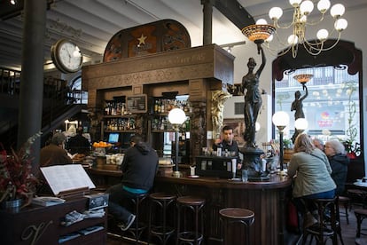 Interior del Versalles, el café de Sant Andreu donde Mateo reflexiona sobre los casos que investiga su familia.