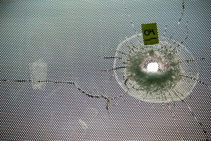 Imagen del impacto de bala que atravesó el vidrio de una de las ventanas de las oficinas de la Comisión de Derechos Humanos del Estado de Morelos (CDHM), en la madrugada del lunes 7 de agosto de 2023, en la ciudad de Cuernavaca, Morelos.