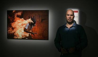 Ronaldo Schemidt guanyador del WPP 2018, amb la fotografia premiada d'un jove en flames.