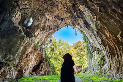 La cueva de Cullalvera y su espectacular boca de entrada (14 metros de ancho por 28 de alto), en Ramales de la Victoria. 