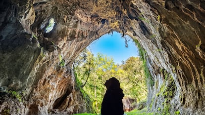 La cueva de Cullalvera y su espectacular boca de entrada (14 metros de ancho por 28 de alto), en Ramales de la Victoria.