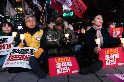 Un grupo de manifestantes pide un juicio de destitución del presidente, Yoon Suk-yeol, este miércoles en Seúl.