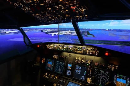 Cabina de control del Boeing 737-800 instalado en la habitación.