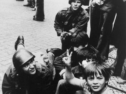 Niños y soldados en la 'revolución de los claveles'