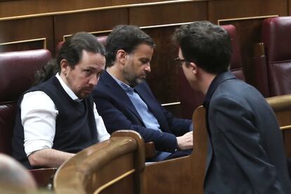 El diputado Íñigo Errejón, de Más País, pasa junto al dirigente de Podemos, Pablo Iglesias.