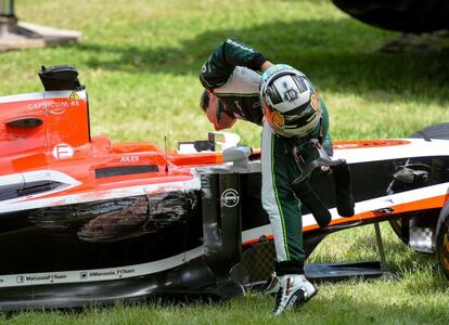 Kamui Kobayashi se baja del bólido tras sufrir un accidente.