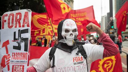 Un manifestante sostiene un cartel que dice en portugués `Fuera el fascismo' durante una protesta contra Jair Bolsonaro, en Brasil, en 2020.