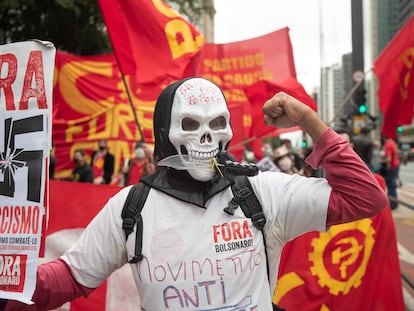 Un manifestante sostiene un cartel que dice en portugués `Fuera el fascismo' durante una protesta contra Jair Bolsonaro, en Brasil, en 2020.