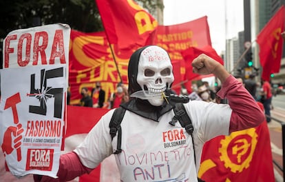 Manifestante en contra de Bolonaro en Sao Paulo